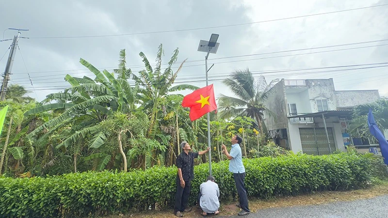 Vĩnh Long lan tỏa nhân rộng “Tuyến đường rợp bóng cờ bay” Vĩnh Long lan tỏa nhân rộng “Tuyến đường rợp bóng cờ bay”