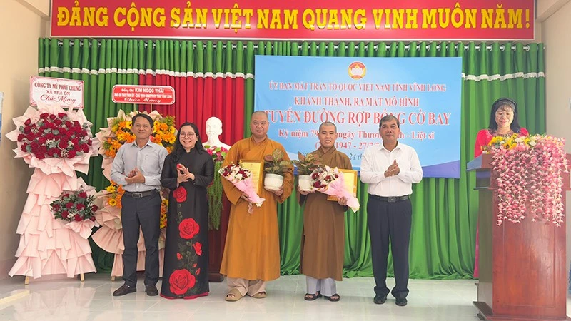 Vĩnh Long lan tỏa nhân rộng “Tuyến đường rợp bóng cờ bay” Vĩnh Long lan tỏa nhân rộng “Tuyến đường rợp bóng cờ bay”