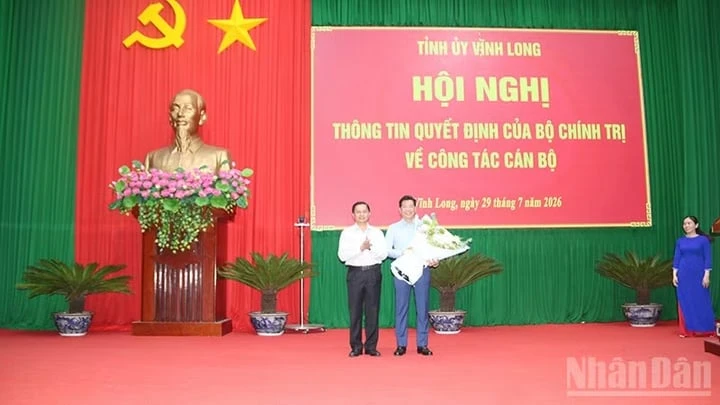 Vĩnh Long thông tin quyết định của Bộ Chính trị về công tác cán bộ Vĩnh Long thông tin quyết định của Bộ Chính trị về công tác cán bộ