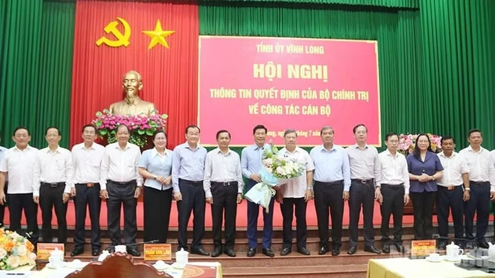Vĩnh Long thông tin quyết định của Bộ Chính trị về công tác cán bộ Vĩnh Long thông tin quyết định của Bộ Chính trị về công tác cán bộ