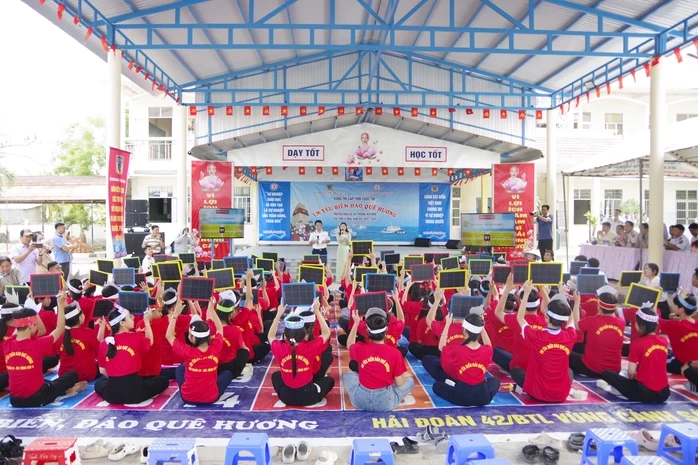 Vun đắp tình yêu biển đảo quê hương Vun đắp tình yêu biển đảo quê hương