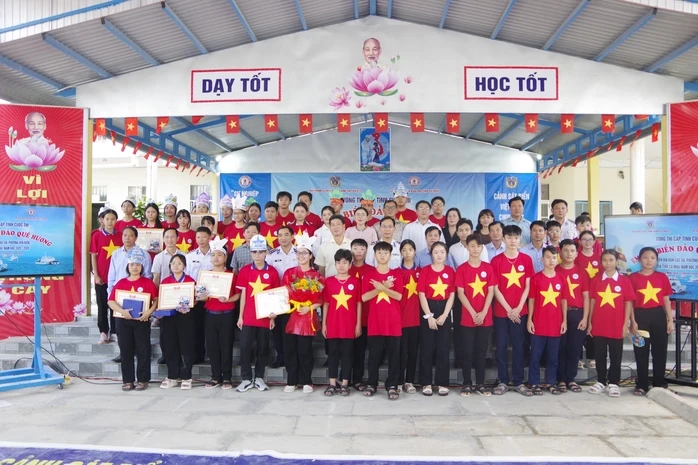 Vun đắp tình yêu biển đảo quê hương Vun đắp tình yêu biển đảo quê hương