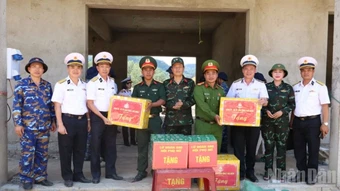 Vùng 3 Hải quân động viên cán bộ, chiến sĩ đang xây dựng trường học tại khu vực biên giới