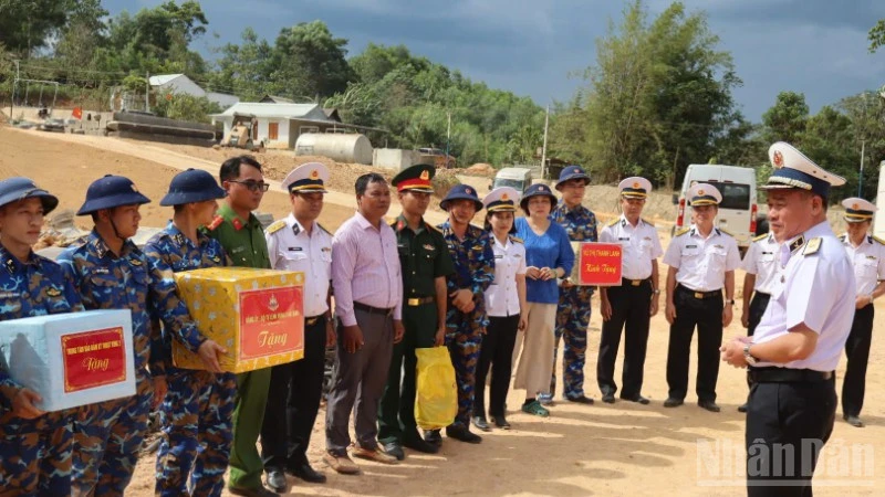 Vùng 3 Hải quân động viên cán bộ, chiến sĩ đang xây dựng trường học tại khu vực biên giới