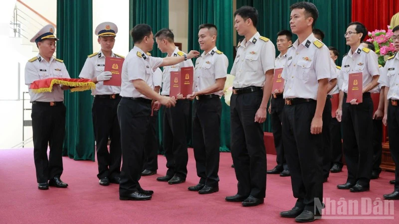 Vùng 3 Hải quân trao quyết định thăng quân hàm, nâng lương sĩ quan năm 2026 Vùng 3 Hải quân trao quyết định thăng quân hàm, nâng lương sĩ quan năm 2026