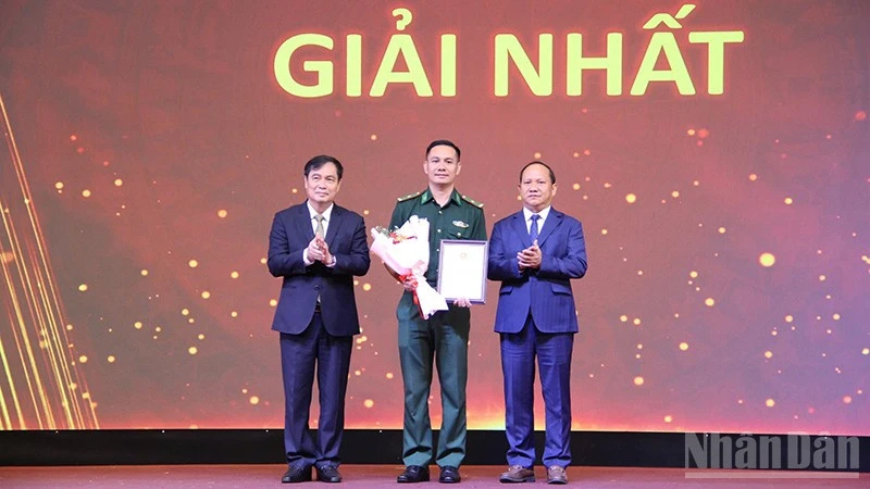 Vững vàng “ngọn cờ tiên phong” Vững vàng “ngọn cờ tiên phong”