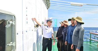 Vượt sóng đưa lá phiếu đến cử tri giữa trùng khơi