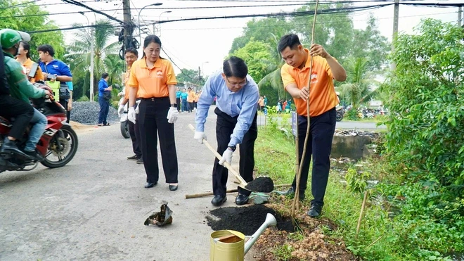 Xã Bình Chánh, TPHCM: Người dân hào hứng hưởng ứng Tết trồng cây