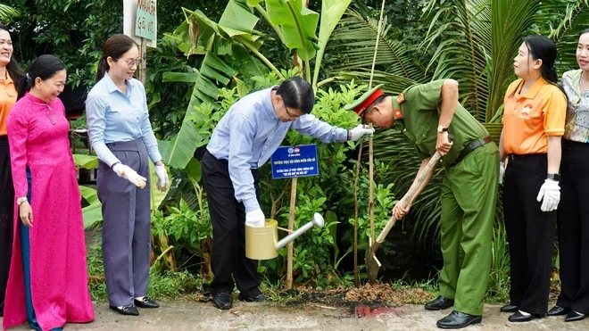 Xã Bình Chánh, TPHCM: Người dân hào hứng hưởng ứng Tết trồng cây