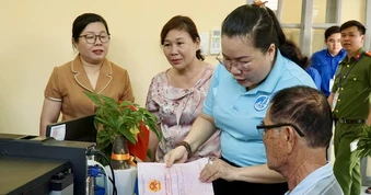 Xã Tân Nhựt, TPHCM: Đưa dịch vụ công về tận ấp, người dân tự tin làm hồ sơ trực tuyến