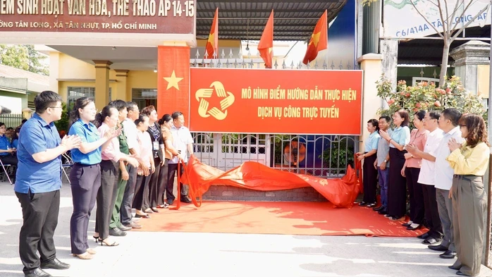 Xã Tân Nhựt, TPHCM: Đưa dịch vụ công về tận ấp, người dân tự tin làm hồ sơ trực tuyến Xã Tân Nhựt, TPHCM: Đưa dịch vụ công về tận ấp, người dân tự tin làm hồ sơ trực tuyến