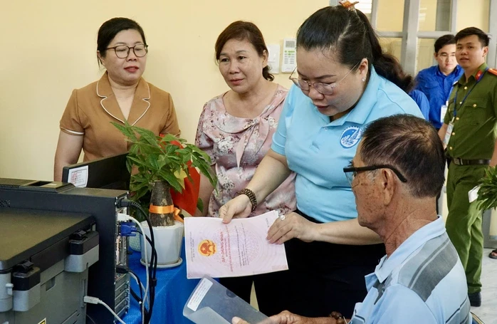 Xã Tân Nhựt, TPHCM: Đưa dịch vụ công về tận ấp, người dân tự tin làm hồ sơ trực tuyến Xã Tân Nhựt, TPHCM: Đưa dịch vụ công về tận ấp, người dân tự tin làm hồ sơ trực tuyến