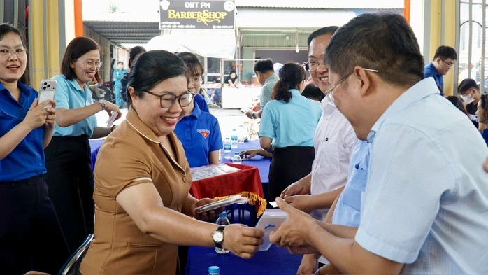Xã Tân Nhựt, TPHCM: Đưa dịch vụ công về tận ấp, người dân tự tin làm hồ sơ trực tuyến Xã Tân Nhựt, TPHCM: Đưa dịch vụ công về tận ấp, người dân tự tin làm hồ sơ trực tuyến