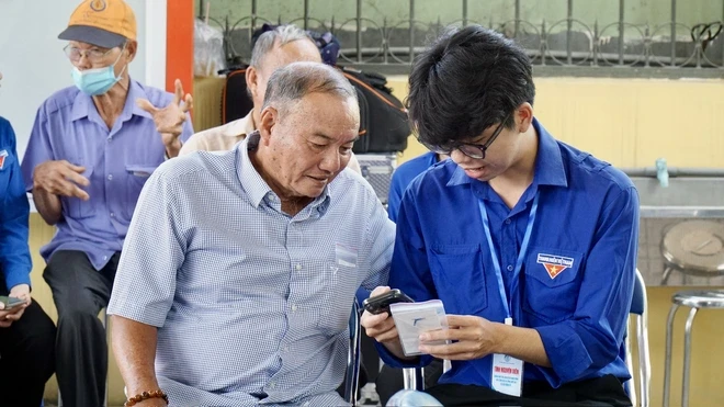 Xã Tân Nhựt, TPHCM: Đưa dịch vụ công về tận ấp, người dân tự tin làm hồ sơ trực tuyến Xã Tân Nhựt, TPHCM: Đưa dịch vụ công về tận ấp, người dân tự tin làm hồ sơ trực tuyến