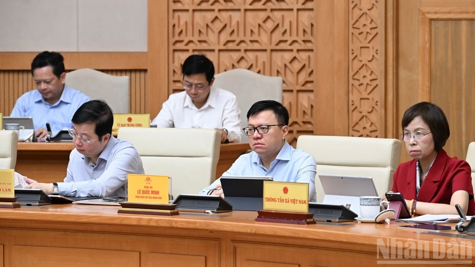 Xác định rõ các động lực tăng trưởng, tháo gỡ triệt để các điểm nghẽn, tạo chuyển biến tích cực hơn nữa Xác định rõ các động lực tăng trưởng, tháo gỡ triệt để các điểm nghẽn, tạo chuyển biến tích cực hơn nữa