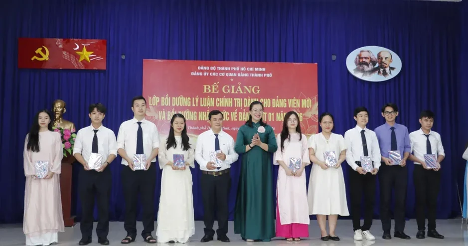 Xác định rõ trách nhiệm của đảng viên trước Đảng và người dân Xác định rõ trách nhiệm của đảng viên trước Đảng và người dân