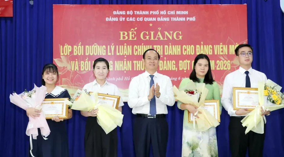 Xác định rõ trách nhiệm của đảng viên trước Đảng và người dân Xác định rõ trách nhiệm của đảng viên trước Đảng và người dân