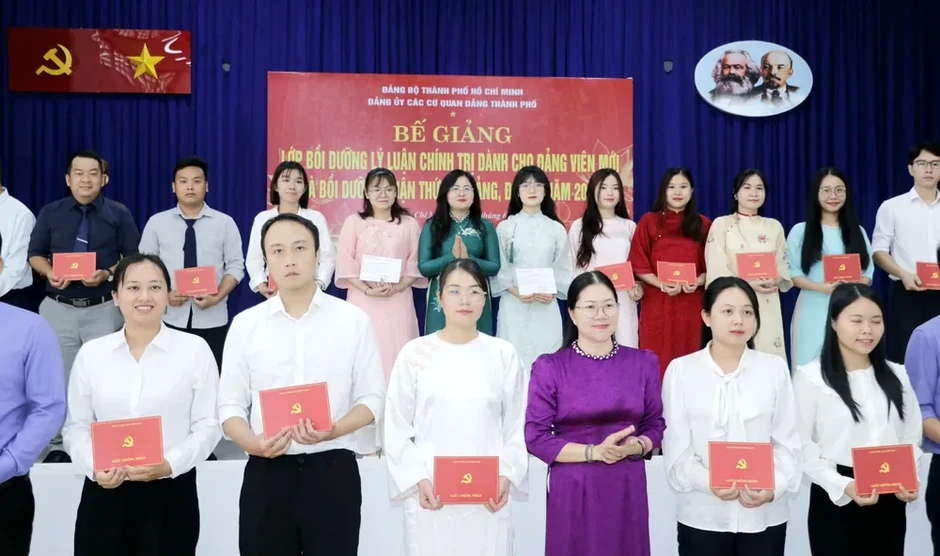 Xác định rõ trách nhiệm của đảng viên trước Đảng và người dân Xác định rõ trách nhiệm của đảng viên trước Đảng và người dân