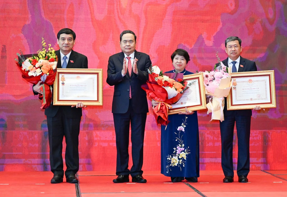 Xây dựng đội ngũ cán bộ có đức, có tài; bộ máy tinh gọn, hiệu lực, hiệu quả Xây dựng đội ngũ cán bộ có đức, có tài; bộ máy tinh gọn, hiệu lực, hiệu quả
