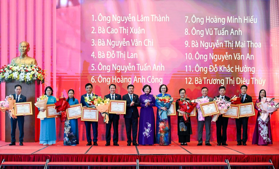 Xây dựng đội ngũ cán bộ có đức, có tài; bộ máy tinh gọn, hiệu lực, hiệu quả Xây dựng đội ngũ cán bộ có đức, có tài; bộ máy tinh gọn, hiệu lực, hiệu quả