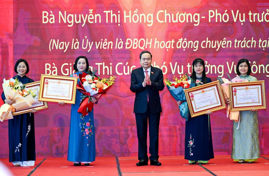 Xây dựng đội ngũ cán bộ có đức, có tài; bộ máy tinh gọn, hiệu lực, hiệu quả Xây dựng đội ngũ cán bộ có đức, có tài; bộ máy tinh gọn, hiệu lực, hiệu quả