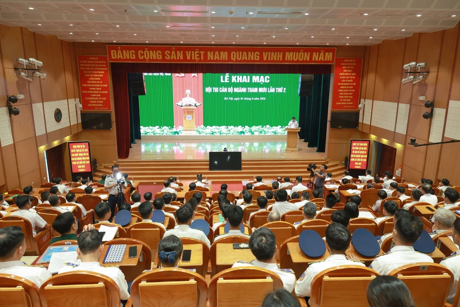 Xây dựng đội ngũ cán bộ ngành tham mưu “vừa hồng, vừa chuyên”