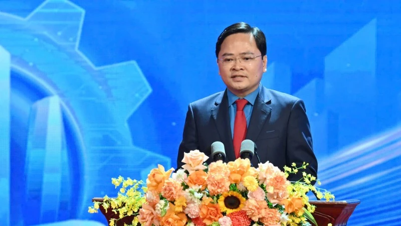 Xây dựng giai cấp công nhân hiện đại, lớn mạnh, tiên phong trong sự nghiệp công nghiệp hóa, hiện đại hóa đất nước Xây dựng giai cấp công nhân hiện đại, lớn mạnh, tiên phong trong sự nghiệp công nghiệp hóa, hiện đại hóa đất nước