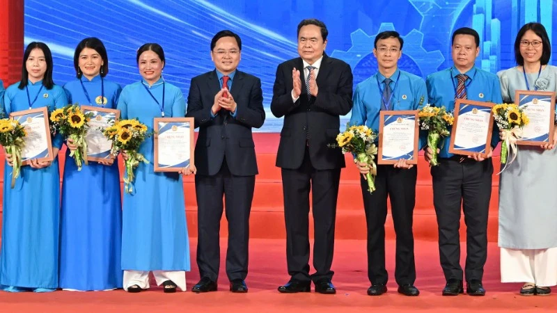 Xây dựng giai cấp công nhân hiện đại, lớn mạnh, tiên phong trong sự nghiệp công nghiệp hóa, hiện đại hóa đất nước Xây dựng giai cấp công nhân hiện đại, lớn mạnh, tiên phong trong sự nghiệp công nghiệp hóa, hiện đại hóa đất nước