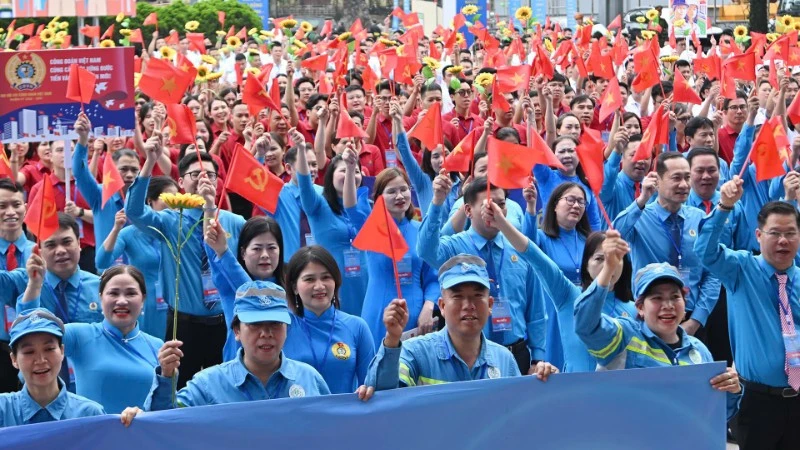 Xây dựng giai cấp công nhân hiện đại, lớn mạnh, tiên phong trong sự nghiệp công nghiệp hóa, hiện đại hóa đất nước Xây dựng giai cấp công nhân hiện đại, lớn mạnh, tiên phong trong sự nghiệp công nghiệp hóa, hiện đại hóa đất nước