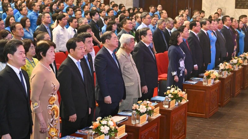 Xây dựng giai cấp công nhân hiện đại, lớn mạnh, tiên phong trong sự nghiệp công nghiệp hóa, hiện đại hóa đất nước Xây dựng giai cấp công nhân hiện đại, lớn mạnh, tiên phong trong sự nghiệp công nghiệp hóa, hiện đại hóa đất nước