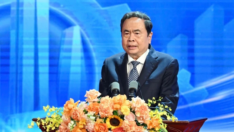 Xây dựng giai cấp công nhân hiện đại, lớn mạnh, tiên phong trong sự nghiệp công nghiệp hóa, hiện đại hóa đất nước Xây dựng giai cấp công nhân hiện đại, lớn mạnh, tiên phong trong sự nghiệp công nghiệp hóa, hiện đại hóa đất nước