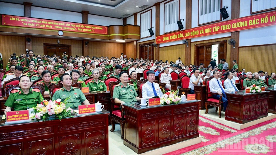 Xây dựng lực lượng Cảnh sát kinh tế Ninh Bình trong sạch, vững mạnh, hiện đại Xây dựng lực lượng Cảnh sát kinh tế Ninh Bình trong sạch, vững mạnh, hiện đại