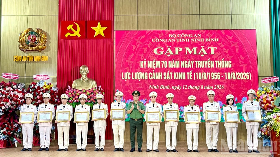 Xây dựng lực lượng Cảnh sát kinh tế Ninh Bình trong sạch, vững mạnh, hiện đại Xây dựng lực lượng Cảnh sát kinh tế Ninh Bình trong sạch, vững mạnh, hiện đại