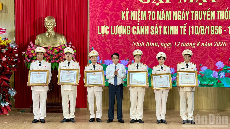 Xây dựng lực lượng Cảnh sát kinh tế Ninh Bình trong sạch, vững mạnh, hiện đại Xây dựng lực lượng Cảnh sát kinh tế Ninh Bình trong sạch, vững mạnh, hiện đại