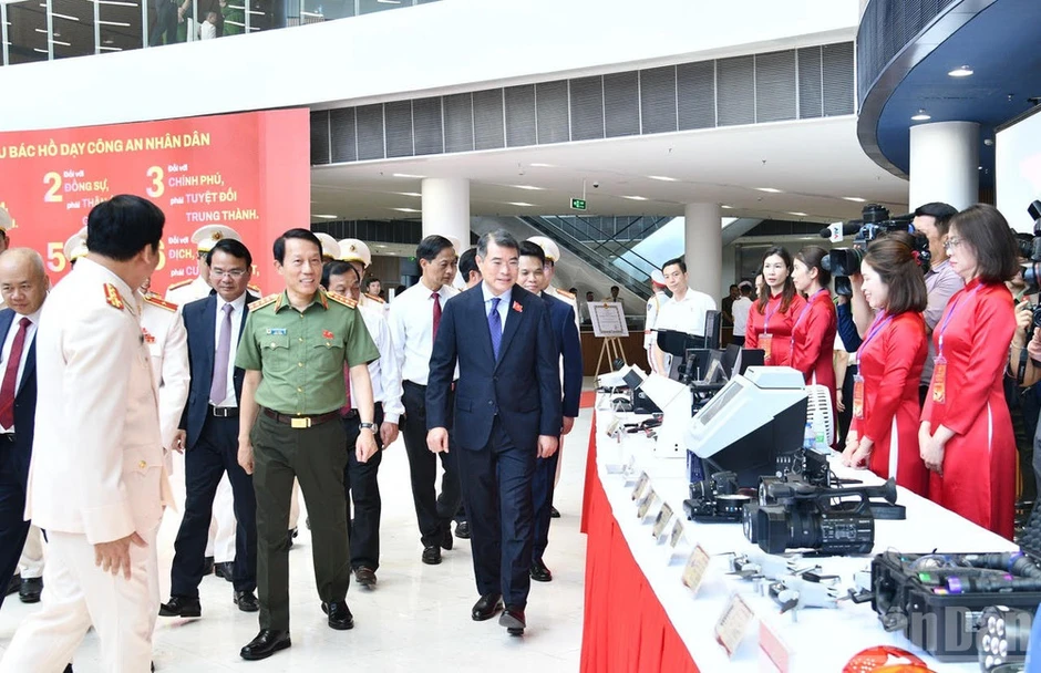 Xây dựng lực lượng Công an thành phố Hải Phòng thật sự trong sạch, vững mạnh, chính quy, tinh nhuệ, hiện đại Xây dựng lực lượng Công an thành phố Hải Phòng thật sự trong sạch, vững mạnh, chính quy, tinh nhuệ, hiện đại
