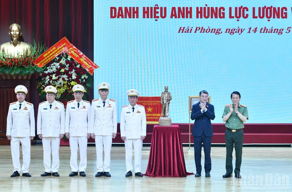 Xây dựng lực lượng Công an thành phố Hải Phòng thật sự trong sạch, vững mạnh, chính quy, tinh nhuệ, hiện đại Xây dựng lực lượng Công an thành phố Hải Phòng thật sự trong sạch, vững mạnh, chính quy, tinh nhuệ, hiện đại