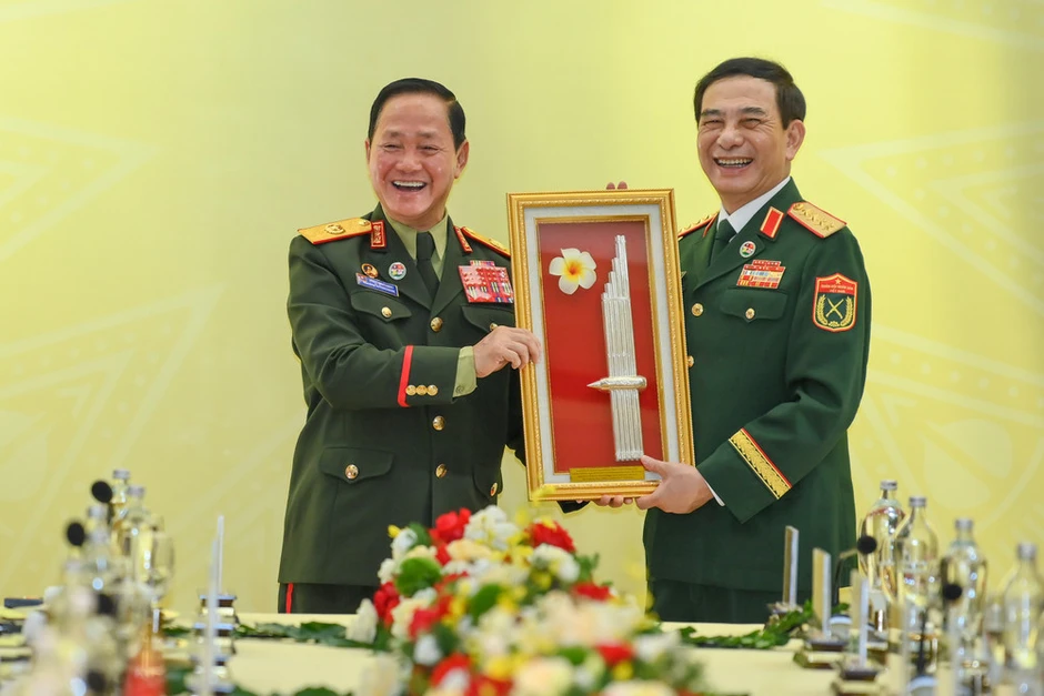 Xây dựng quan hệ Việt Nam-Lào mãi mãi xanh tươi, đời đời bền vững Xây dựng quan hệ Việt Nam-Lào mãi mãi xanh tươi, đời đời bền vững
