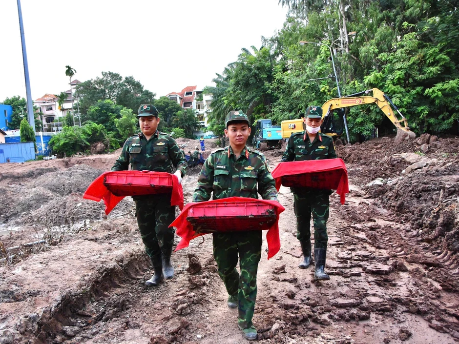 Xử lý 400m3 đất, phát hiện thêm 6 bộ hài cốt liệt sĩ ở Công viên Lê Thị Riêng Xử lý 400m3 đất, phát hiện thêm 6 bộ hài cốt liệt sĩ ở Công viên Lê Thị Riêng