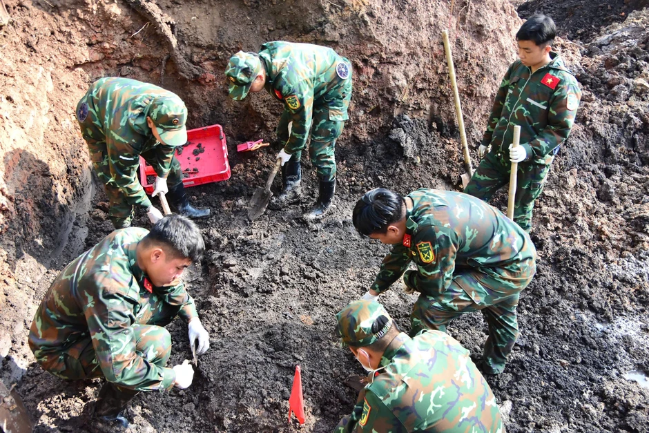 Xử lý 400m3 đất, phát hiện thêm 6 bộ hài cốt liệt sĩ ở Công viên Lê Thị Riêng Xử lý 400m3 đất, phát hiện thêm 6 bộ hài cốt liệt sĩ ở Công viên Lê Thị Riêng