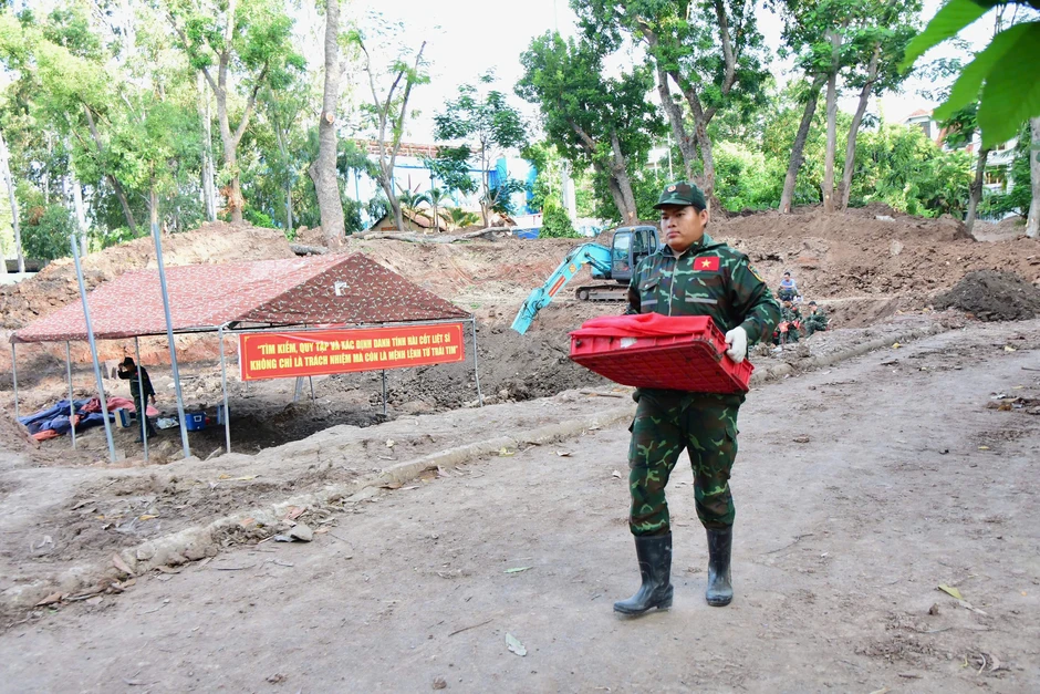 Xử lý 900m3 đất, phát hiện thêm 26 bộ hài cốt liệt sĩ ở Công viên Lê Thị Riêng Xử lý 900m3 đất, phát hiện thêm 26 bộ hài cốt liệt sĩ ở Công viên Lê Thị Riêng