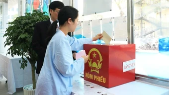 Xúc động khoảnh khắc bà bầu được bầu cử tại bệnh viện