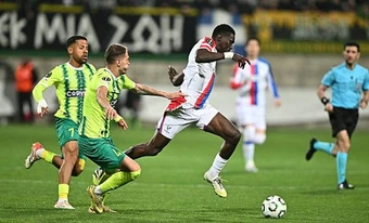 Cú đúp của Sarr giúp Palace thắng nhọc nhằn AEK Larnaca