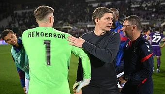 Dàn sao Crystal Palace cùng fan quẩy tưng bừng trên đường phố Ý
