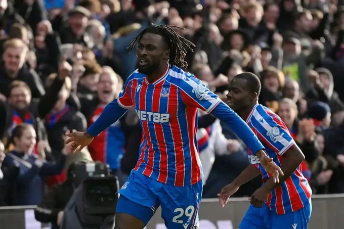 Ngôi sao của Crystal Palace ăn cả cúp C2 và C3 cùng một mùa Ngôi sao của Crystal Palace ăn cả cúp C2 và C3 cùng một mùa