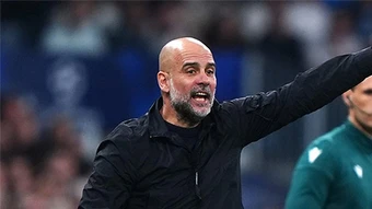 Phá 'lời nguyền' kéo dài 4 năm, HLV Guardiola vẫn tỏ ra khó chịu