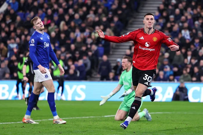Quá đen cho Michael Carrick với xu hướng cục súc của Arsenal Quá đen cho Michael Carrick với xu hướng cục súc của Arsenal