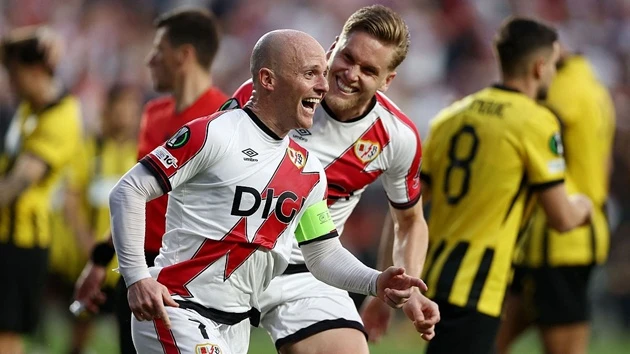 Thắng đậm AEK Athens, Rayo Vallecano chạm tay vào bán kết