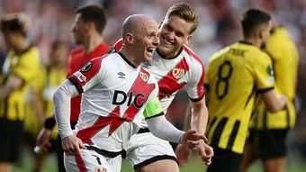 Thắng đậm AEK Athens, Rayo Vallecano chạm tay vào bán kết