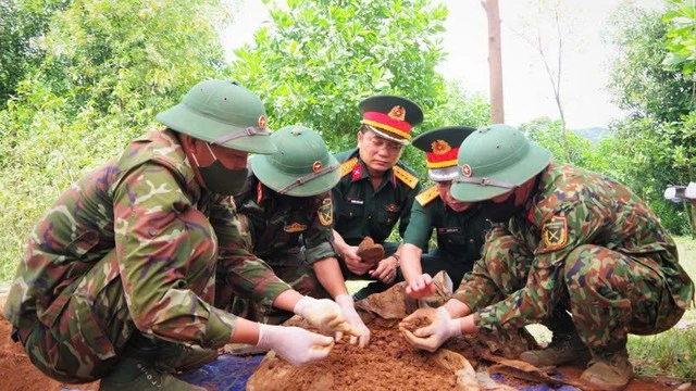 35 xe huyndai county 29 chỗ được thiếu gia, Phó TGĐ sinh năm 1998 bàn giao cho Bộ Quốc phòng, thực hiện nhiệm vụ thiêng liêng kéo dài 500 ngày đêm 35 xe huyndai county 29 chỗ được thiếu gia, Phó TGĐ sinh năm 1998 bàn giao cho Bộ Quốc phòng, thực hiện nhiệm vụ thiêng liêng kéo dài 500 ngày đêm