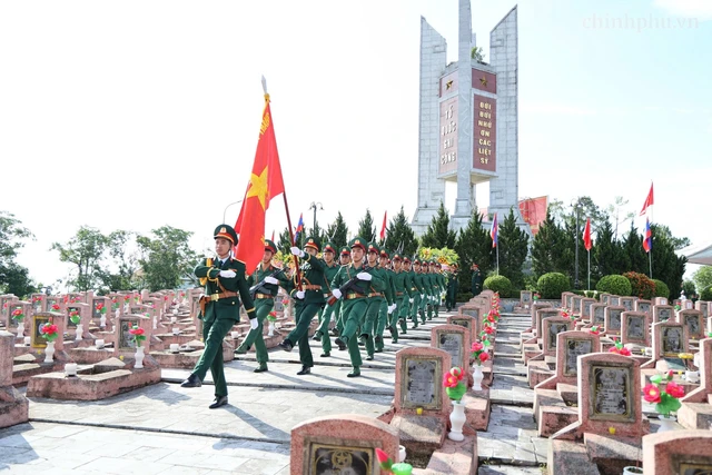 35 xe huyndai county 29 chỗ được thiếu gia, Phó TGĐ sinh năm 1998 bàn giao cho Bộ Quốc phòng, thực hiện nhiệm vụ thiêng liêng kéo dài 500 ngày đêm 35 xe huyndai county 29 chỗ được thiếu gia, Phó TGĐ sinh năm 1998 bàn giao cho Bộ Quốc phòng, thực hiện nhiệm vụ thiêng liêng kéo dài 500 ngày đêm